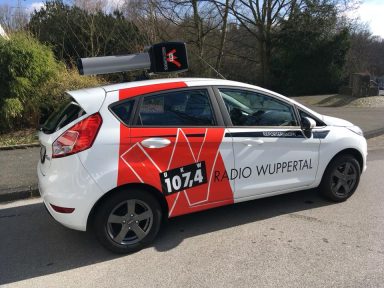 Radio Wuppertal - XXL-Gfk-Mikrofon Radio Wuppertal, Reporterwagen mit XXL-Mikrofon